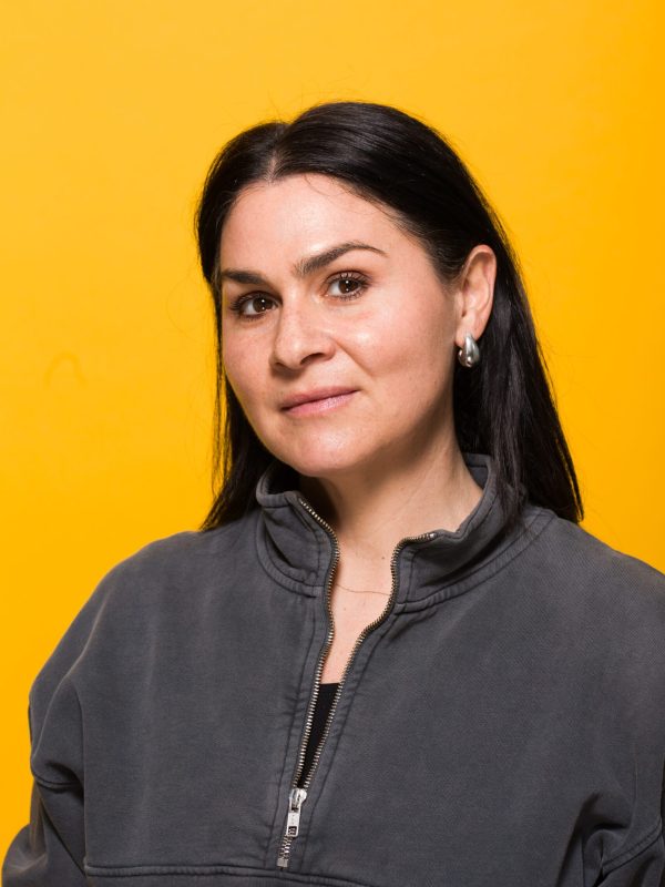 PORTRAIT DU COLLABORATEUR SUR FOND JAUNE