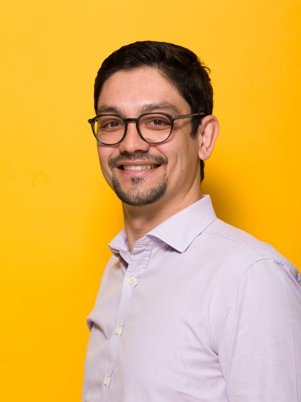 PORTRAIT DU COLLABORATEUR SUR FOND JAUNE