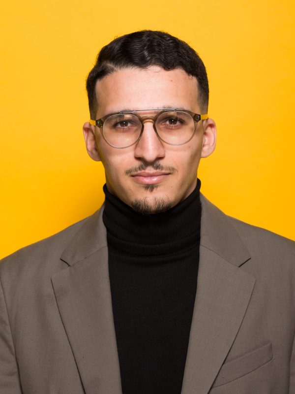 PORTRAIT DU COLLABORATEUR SUR FOND JAUNE