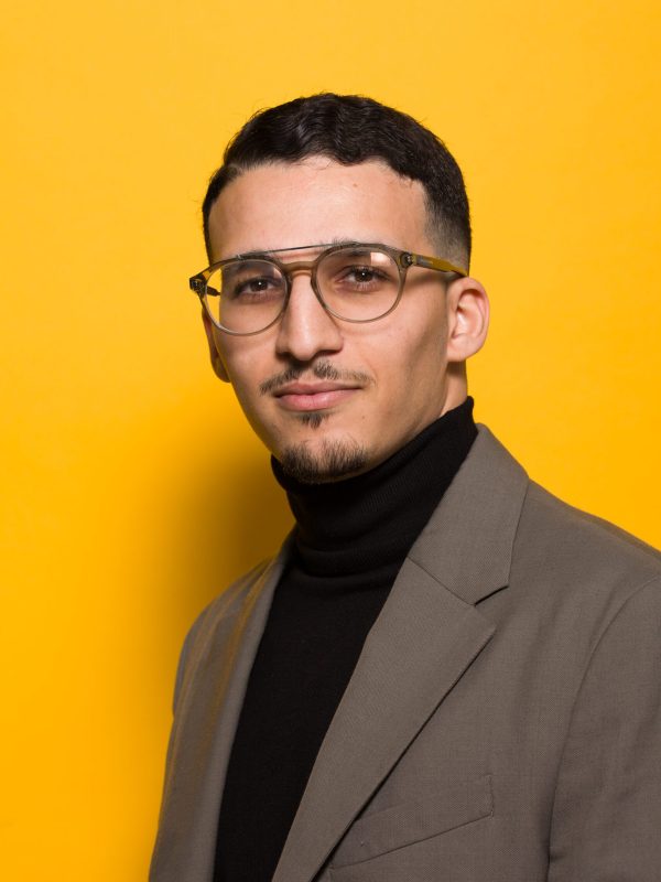 PORTRAIT DU COLLABORATEUR SUR FOND JAUNE