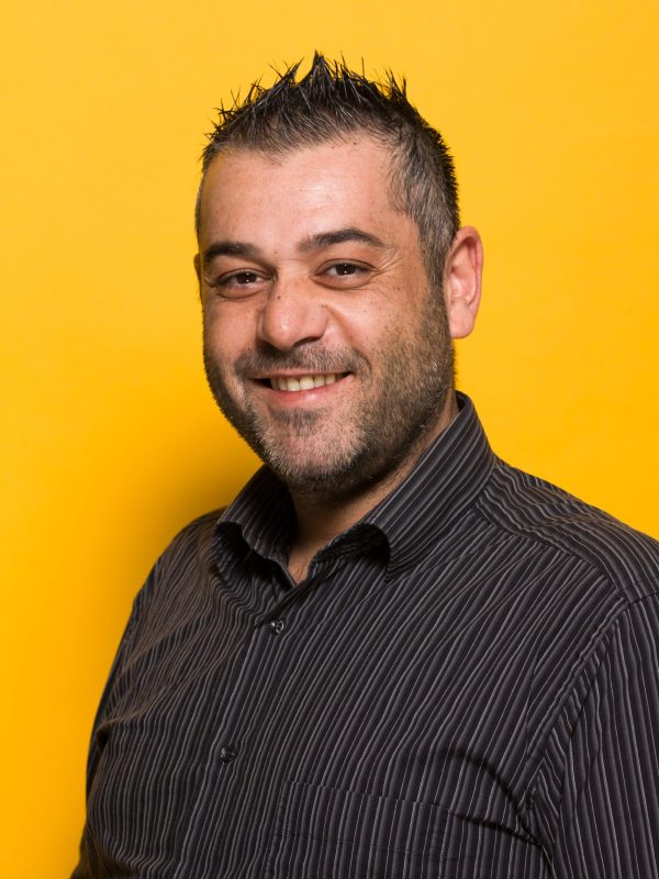 PORTRAIT DU COLLABORATEUR SUR FOND JAUNE